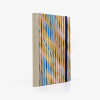 Wochenplaner-12x16_5cm-spaltenaufteilung-Cover-Chiyogami-Motiv-gewellte-Striche-gold-rot-blau-weiss-seitlich-hinten