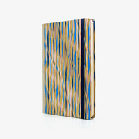 Wochenplaner-12x16_5cm-spaltenaufteilung-Cover-Chiyogami-Motiv-gewellte-Striche-gold-rot-blau-weiss-seitlich-vorn