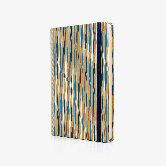 Wochenplaner-12x16_5cm-spaltenaufteilung-Cover-Chiyogami-Motiv-gewellte-Striche-gold-rot-blau-weiss-seitlich-vorn