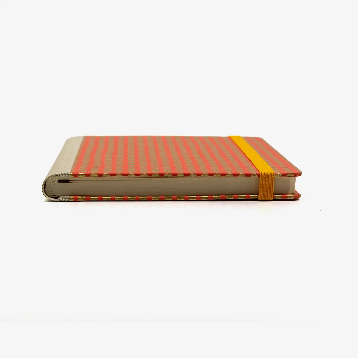 Wochenplaner-12x16_5cm-spaltenaufteilung-Cover-Chiyogami-Motiv-goldene-Vierecke-auf-peachy-liegend