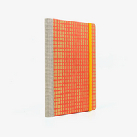 Wochenplaner-12x16_5cm-spaltenaufteilung-Cover-Chiyogami-Motiv-goldene-Vierecke-auf-peachy-seitlich-von-hinten