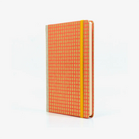 Wochenplaner-12x16_5cm-spaltenaufteilung-Cover-Chiyogami-Motiv-goldene-Vierecke-auf-peachy-seitlich-von-vorn