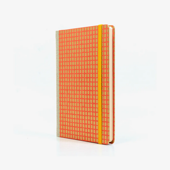 Wochenplaner-12x16_5cm-spaltenaufteilung-Cover-Chiyogami-Motiv-goldene-Vierecke-auf-peachy-seitlich-von-vorn