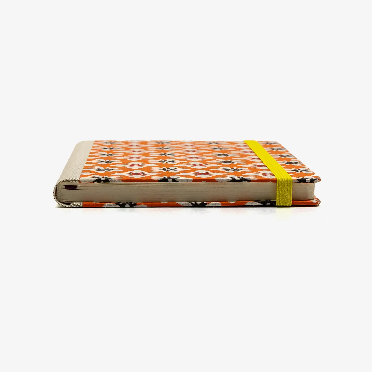Wochenplaner-12x16_5cm-spaltenaufteilung-Cover-KAtazome-Shi-Motiv-Blumen-auf-Orange-liegend