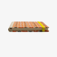 Wochenplaner-12x16_5cm-spaltenaufteilung-Cover-KAtazome-Shi-Motiv-Blumen-auf-Orange-liegend
