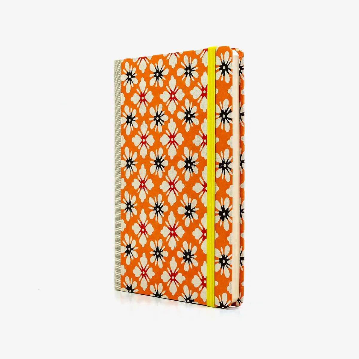Wochenplaner-12x16_5cm-spaltenaufteilung-Cover-KAtazome-Shi-Motiv-Blumen-auf-Orange-seitlich-von-vorn