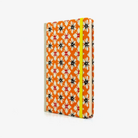Wochenplaner-12x16_5cm-spaltenaufteilung-Cover-KAtazome-Shi-Motiv-Blumen-auf-Orange-seitlich-von-vorn