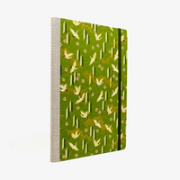 Wochenplaner-17x24cm-cover-Chiyogami-Motiv-Kraniche-weiss-auf-gruen-seitlich-von-hinten