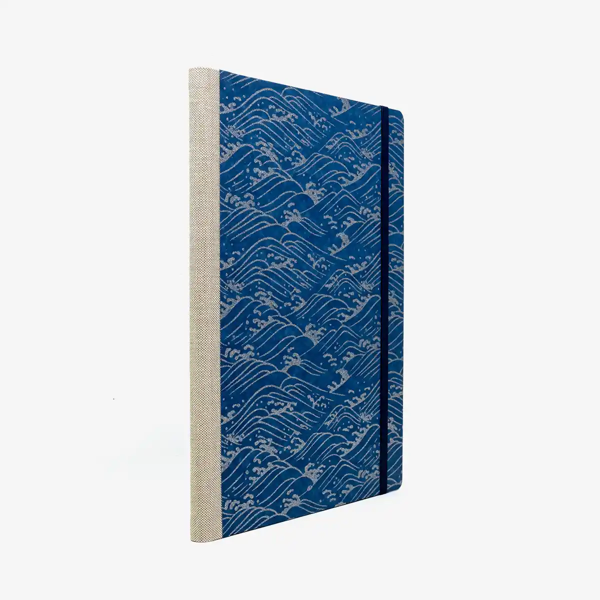 Wochenplaner-17x24cm-cover-Chiyogami-Motiv-NAmi-silber-auf-blau-seitlich-von-hinten