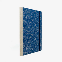Wochenplaner-17x24cm-cover-Chiyogami-Motiv-NAmi-silber-auf-blau-seitlich-von-hinten