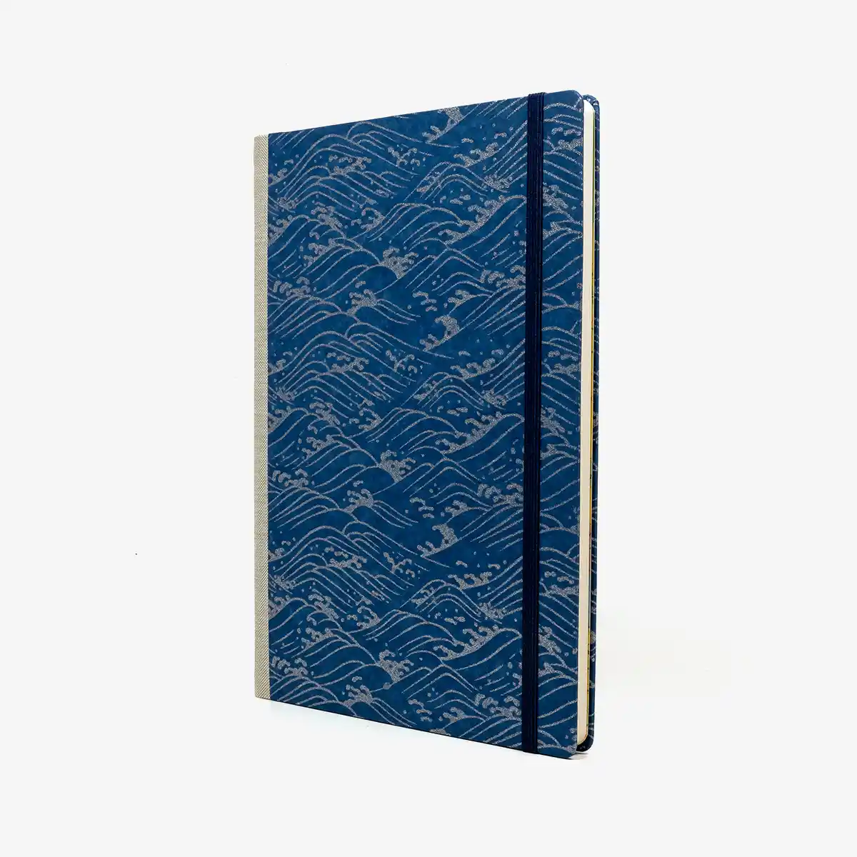 Wochenplaner-17x24cm-cover-Chiyogami-Motiv-NAmi-silber-auf-blau-seitlich-von-vorn
