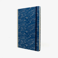 Wochenplaner-17x24cm-cover-Chiyogami-Motiv-NAmi-silber-auf-blau-seitlich-von-vorn