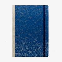Wochenplaner-17x24cm-cover-Chiyogami-Motiv-NAmi-silber-auf-blau-von-vorn