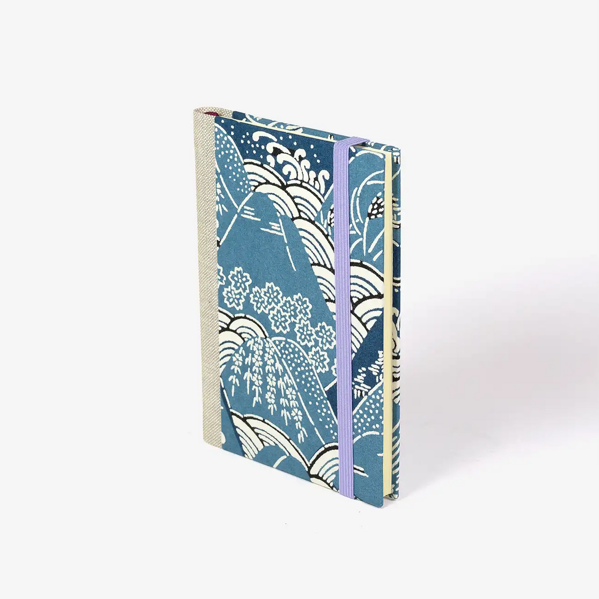 Wochenplaner-2026-blaupause-format-9x13cm-bezogen-mit-KAtazome-shi-Berge-blau-Produktansicht-cover-seitlich-vorn