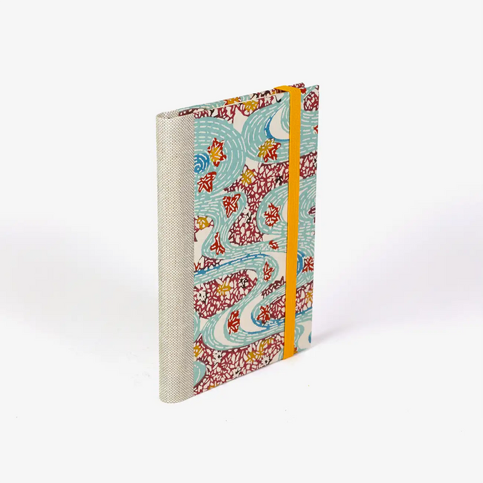 Wochenplaner-2026-blaupause-format-9x13cm-bezogen-mit-KAtazome-shi-wasser-blau-Produktansicht-cover-seitlich-hinten