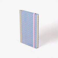 Wochenplaner-2026-blaupause-format-9x13cm-bezogen-mit-Siebdruckpapier-Muster-blau-auf-pink-Produktansicht-cover-seitlich-vorn