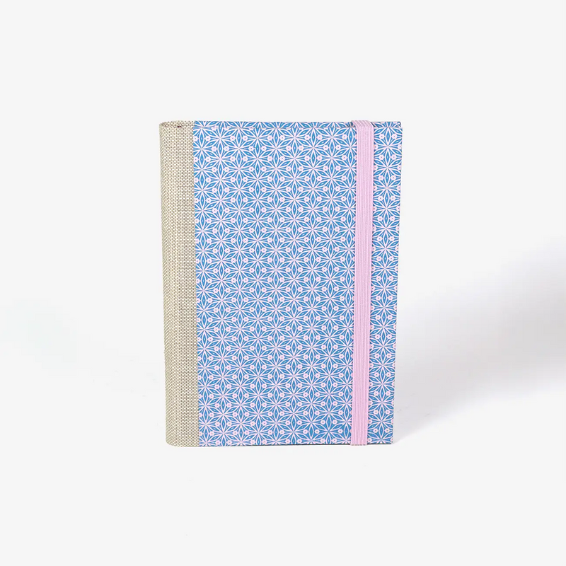 Wochenplaner-2026-blaupause-format-9x13cm-bezogen-mit-Siebdruckpapier-Muster-blau-auf-pink-Produktansicht-cover-vorn