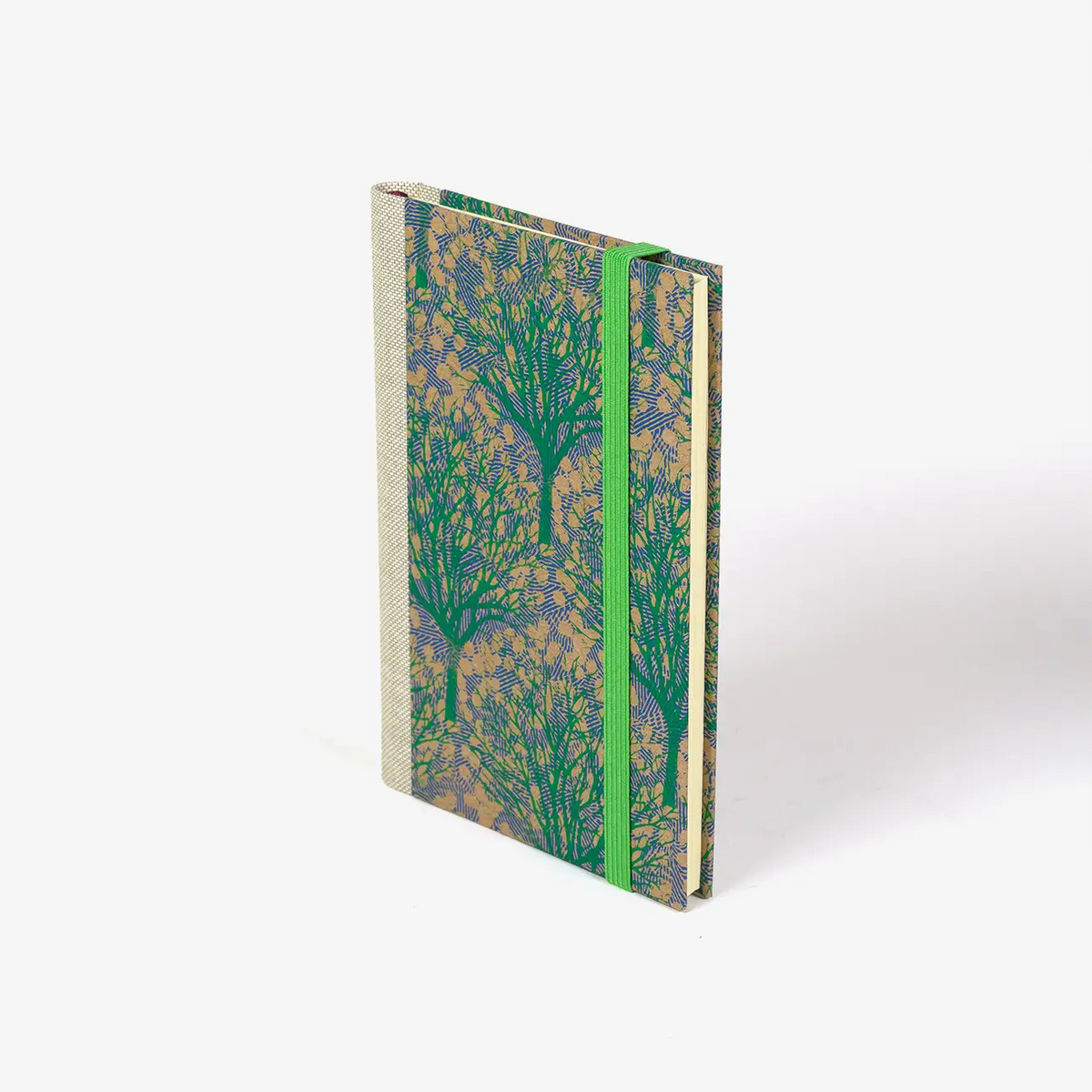 Wochenplaner-2026-blaupause-format-9x13cm-bezogen-mit-Siebdruckpapier-baeume-gruen-auf-braun-Produktansicht-cover-seitlich-vorn