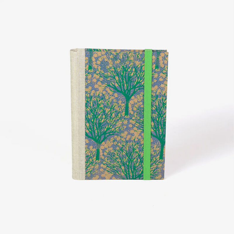 Wochenplaner-2026-blaupause-format-9x13cm-bezogen-mit-Siebdruckpapier-baeume-gruen-auf-braun-Produktansicht-cover-vorn