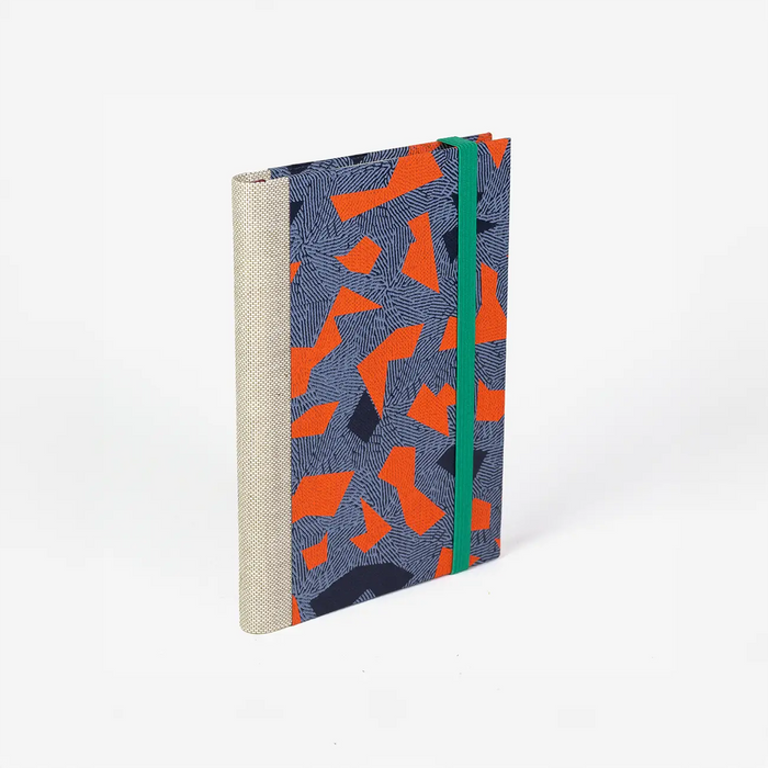 Wochenplaner-2026-blaupause-format-9x13cm-bezogen-mit-Siebdruckpapier-flaechen-neonrot-Weiss-auf-dunkelblau-Produktansicht-cover-seitlich-hinten