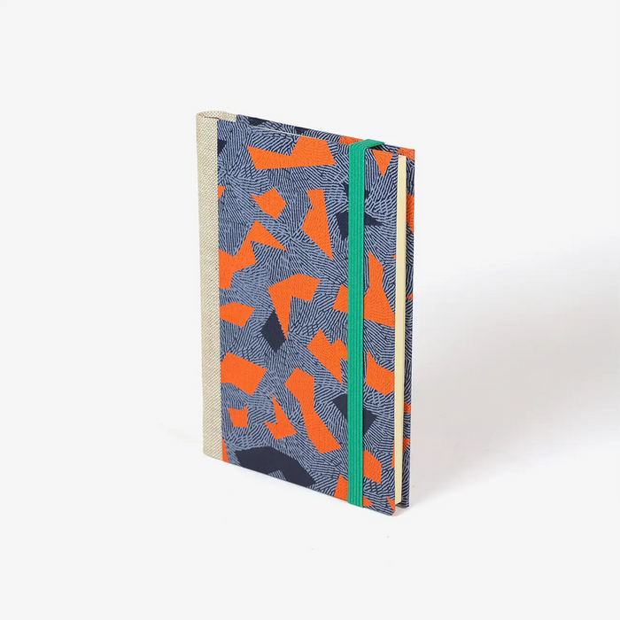 Wochenplaner-2026-blaupause-format-9x13cm-bezogen-mit-Siebdruckpapier-flaechen-neonrot-Weiss-auf-dunkelblau-Produktansicht-cover-seitlich-vorn