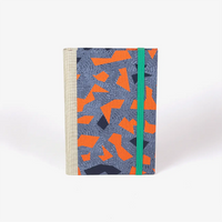 Wochenplaner-2026-blaupause-format-9x13cm-bezogen-mit-Siebdruckpapier-flaechen-neonrot-Weiss-auf-dunkelblau-Produktansicht-cover-vorn