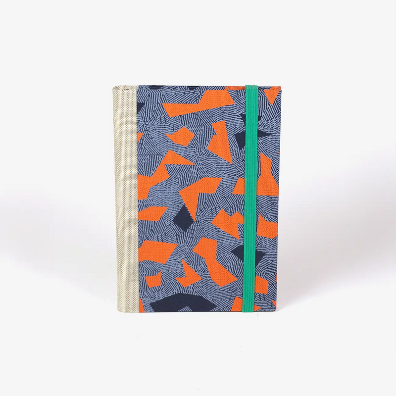 Wochenplaner-2026-blaupause-format-9x13cm-bezogen-mit-Siebdruckpapier-flaechen-neonrot-Weiss-auf-dunkelblau-Produktansicht-cover-vorn