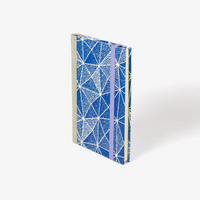 Wochenplaner-2026-blaupause-format-9x13cm-bezogen-mit-Siebdruckpapier-papier-blau-gefaltet-Produktansicht-cover-seitlich-vorn