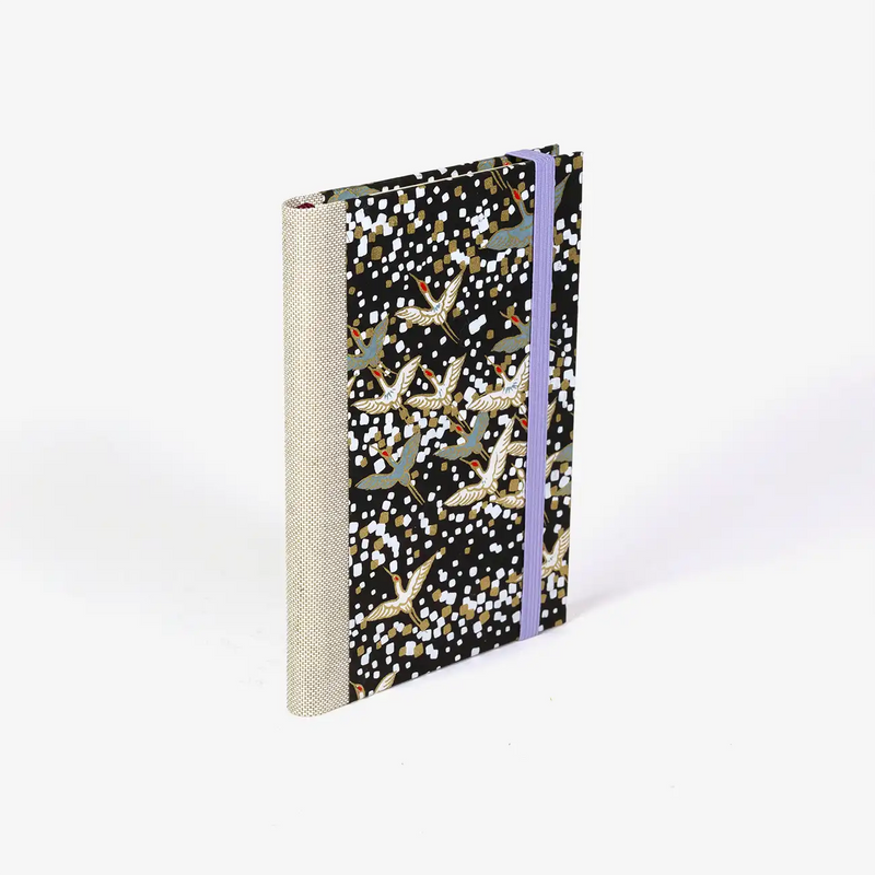 Wochenplaner-2026-blaupause-format-9x13cm-bezogen-mit-chiyogami-Kraniche-weiss-auf-schwarz-Produktansicht-cover-seitlich-hinten