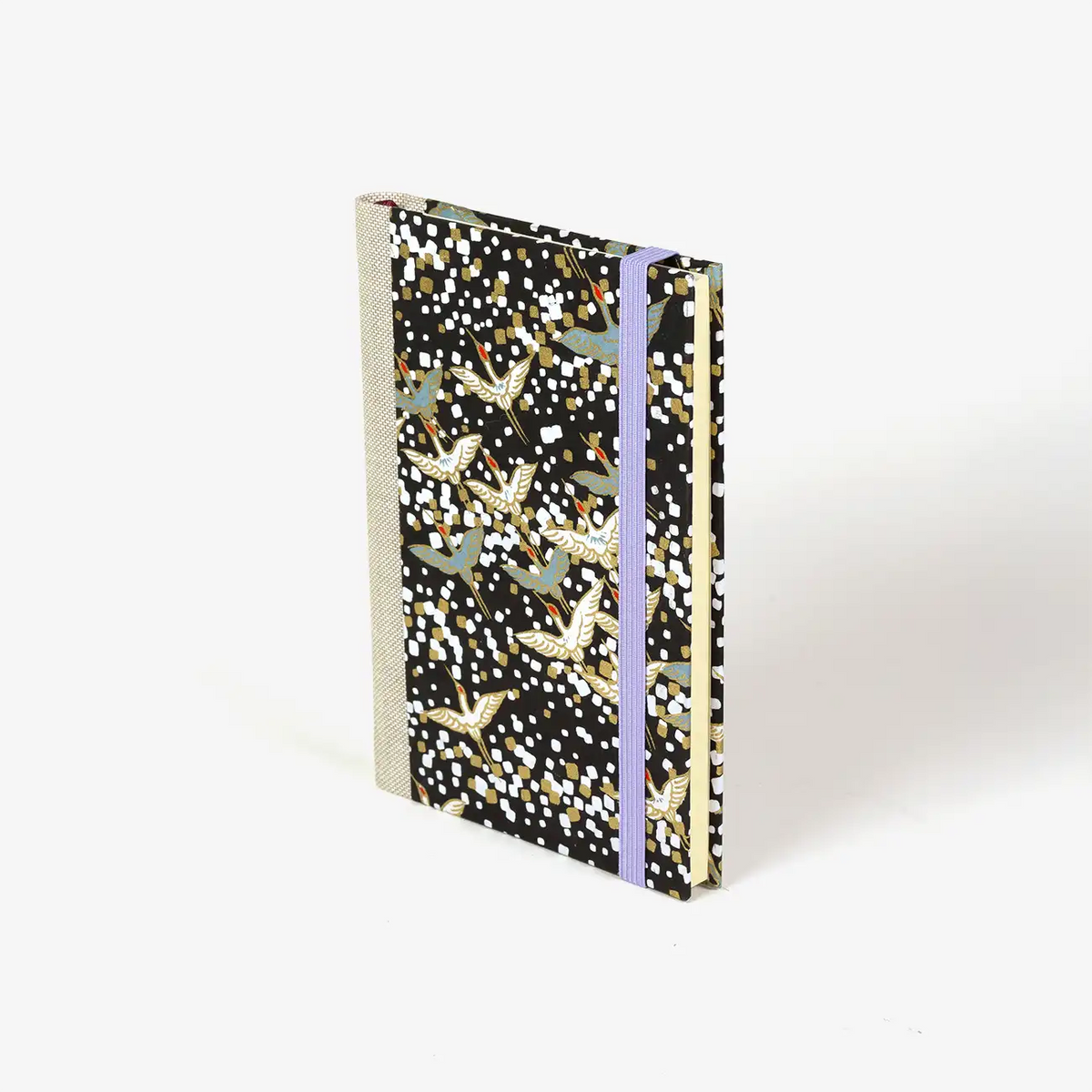 Wochenplaner-2026-blaupause-format-9x13cm-bezogen-mit-chiyogami-Kraniche-weiss-auf-schwarz-Produktansicht-cover-seitlich-vorn