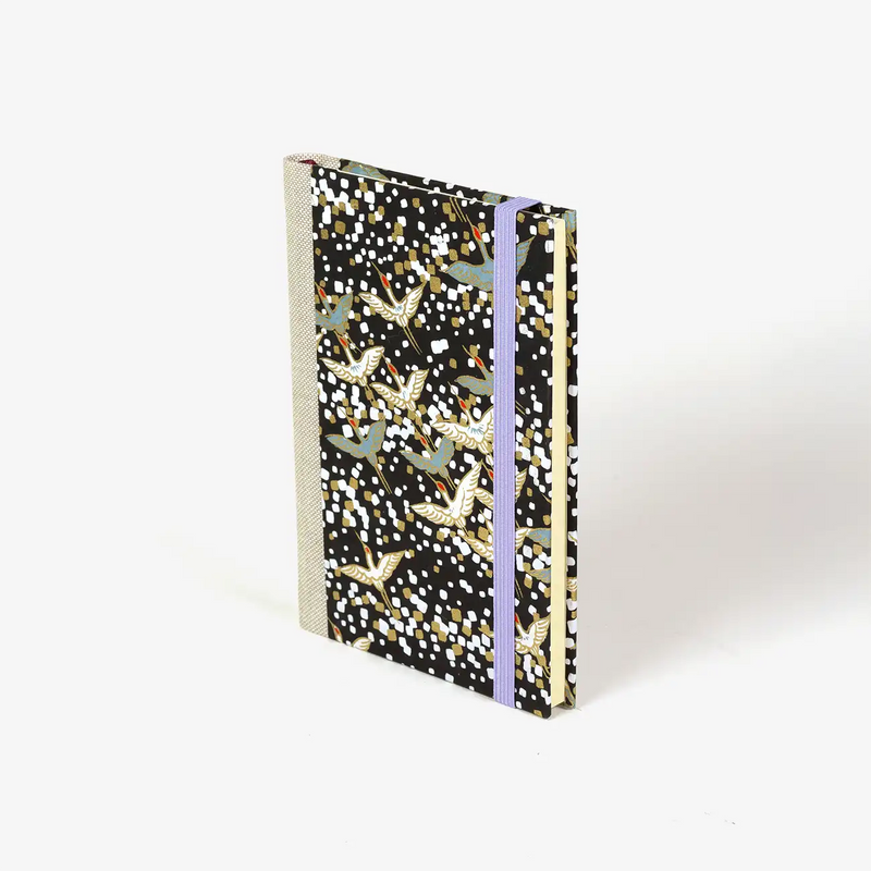 Wochenplaner-2026-blaupause-format-9x13cm-bezogen-mit-chiyogami-Kraniche-weiss-auf-schwarz-Produktansicht-cover-seitlich-vorn