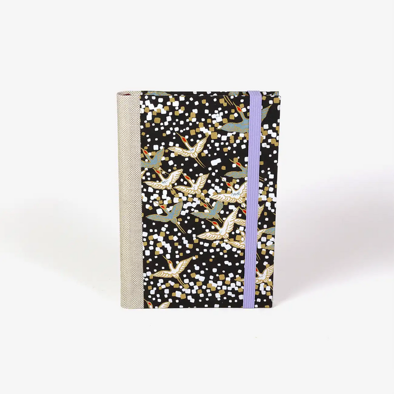 Wochenplaner-2026-blaupause-format-9x13cm-bezogen-mit-chiyogami-Kraniche-weiss-auf-schwarz-Produktansicht-cover-vorn