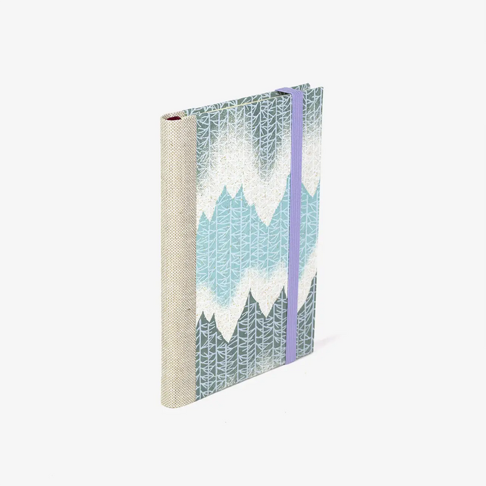 Wochenplaner-2026-blaupause-format-9x13cm-bezogen-mit-chiyogami-Wald-pastellblau-pastellgruen-Produktansicht-cover-seitlich-hinten