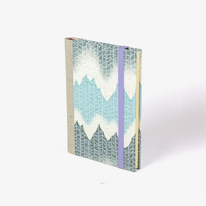 Wochenplaner-2026-blaupause-format-9x13cm-bezogen-mit-chiyogami-Wald-pastellblau-pastellgruen-Produktansicht-cover-seitlich-vorn