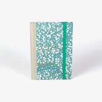 Wochenplaner-2026-blaupause-format-9x13cm-bezogen-mit-chiyogami-kleine-weisse-Blueten-am-Busch-auf-hellblau-Produktansicht-cover-vorn