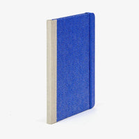 Wochenplaner-A5-2025-Chiyogami-Traditional-Haifischhaut-silber-auf-blau-cover-seitlich-hinten