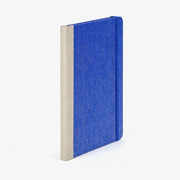 Wochenplaner-A5-2025-Chiyogami-Traditional-Haifischhaut-silber-auf-blau-cover-seitlich-hinten