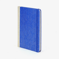 Wochenplaner-A5-2025-Chiyogami-Traditional-Haifischhaut-silber-auf-blau-cover-seitlich-vorn