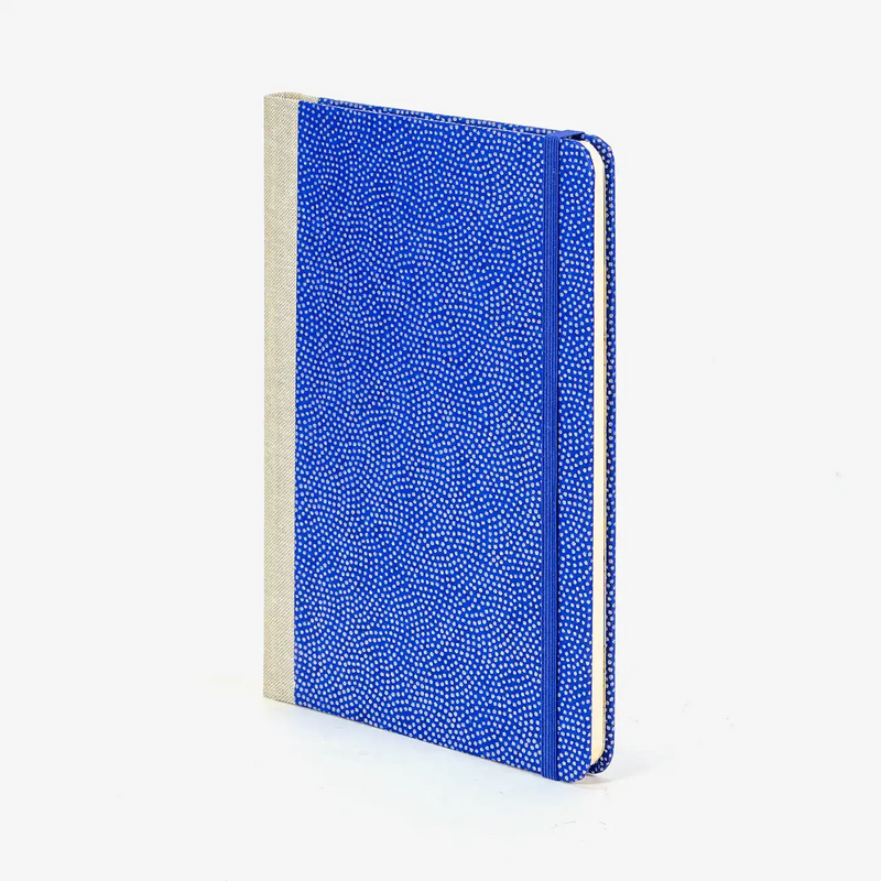 Wochenplaner-A5-2025-Chiyogami-Traditional-Haifischhaut-silber-auf-blau-cover-seitlich-vorn