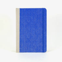 Wochenplaner-A5-2025-Chiyogami-Traditional-Haifischhaut-silber-auf-blau-cover-vorn-1