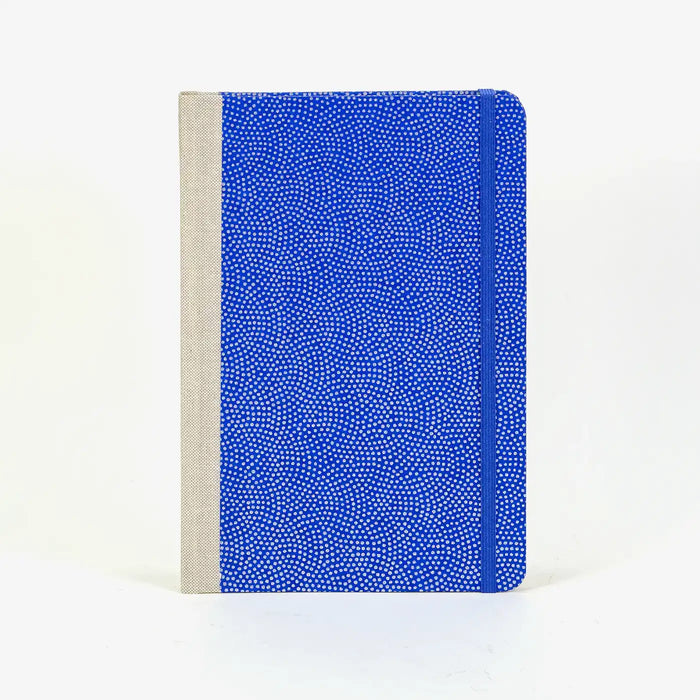 Wochenplaner-A5-2025-Chiyogami-Traditional-Haifischhaut-silber-auf-blau-cover-vorn-1