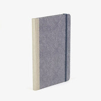Wochenplaner-A5-2025-Chiyogami-Traditional-Haifischhaut-weiss-auf-grau-cover-seitlich-hinten
