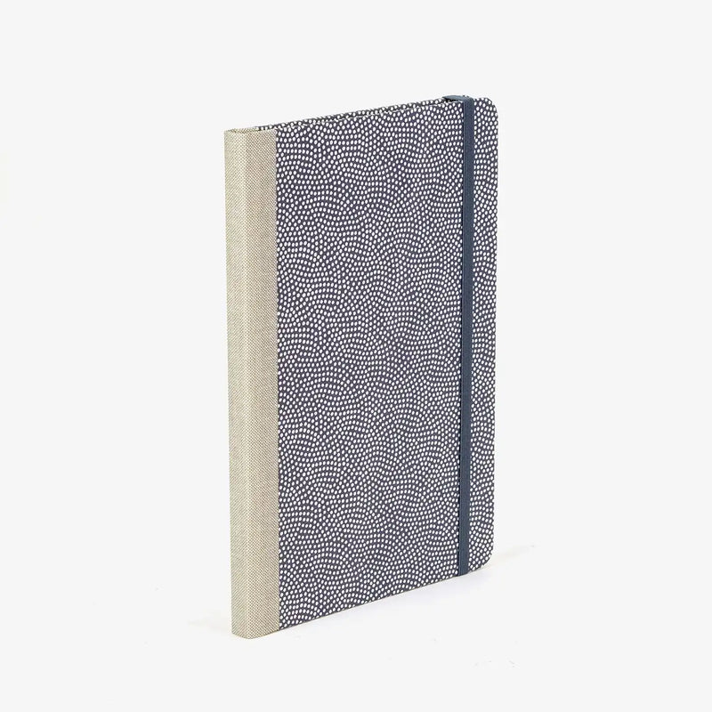 Wochenplaner-A5-2025-Chiyogami-Traditional-Haifischhaut-weiss-auf-grau-cover-seitlich-hinten