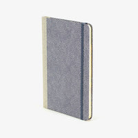 Wochenplaner-A5-2025-Chiyogami-Traditional-Haifischhaut-weiss-auf-grau-cover-seitlich-vorn-1