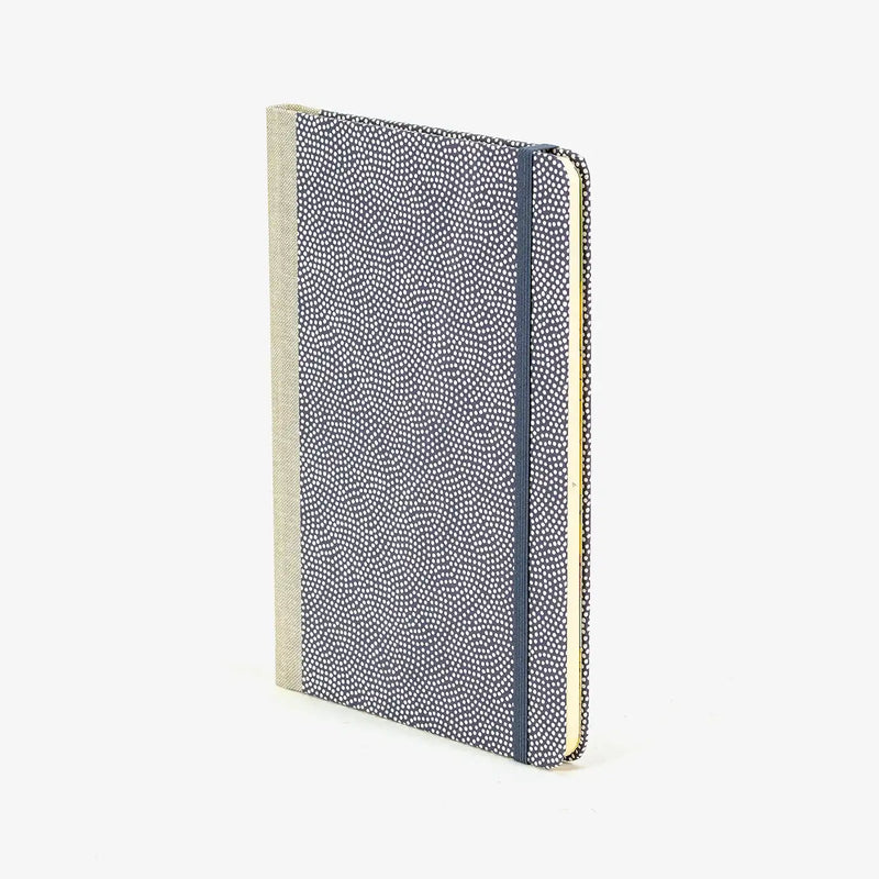 Wochenplaner-A5-2025-Chiyogami-Traditional-Haifischhaut-weiss-auf-grau-cover-seitlich-vorn-1