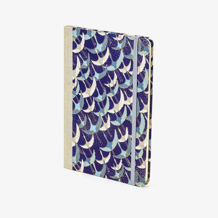 Wochenplaner-A5-2025-Chiyogami-geometrisch-Animals-Kraniche-weiss-pastelblau-auf-blau-cover-seitlich-vorn-1