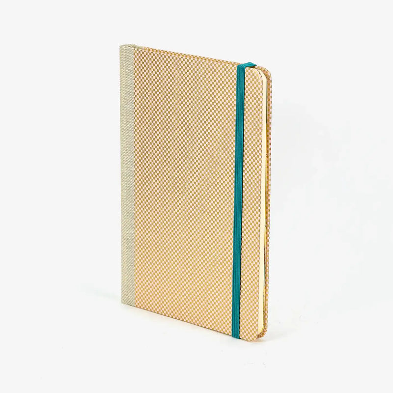 Wochenplaner-A5-2025-Chiyogami-geometrisch-Karos-gold-pink-cover-seitlich-vorn-1