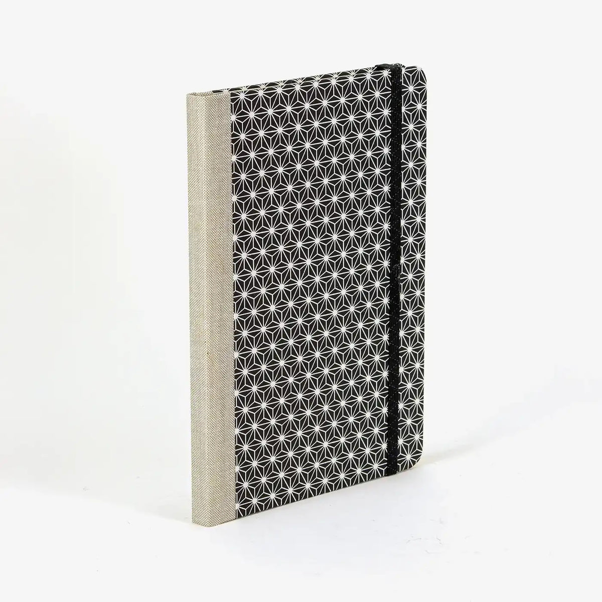 Wochenplaner-A5-2025-Chiyogami-geometrisch-asanohamuster-weiss-schwarz-cover-seitlich-hinten