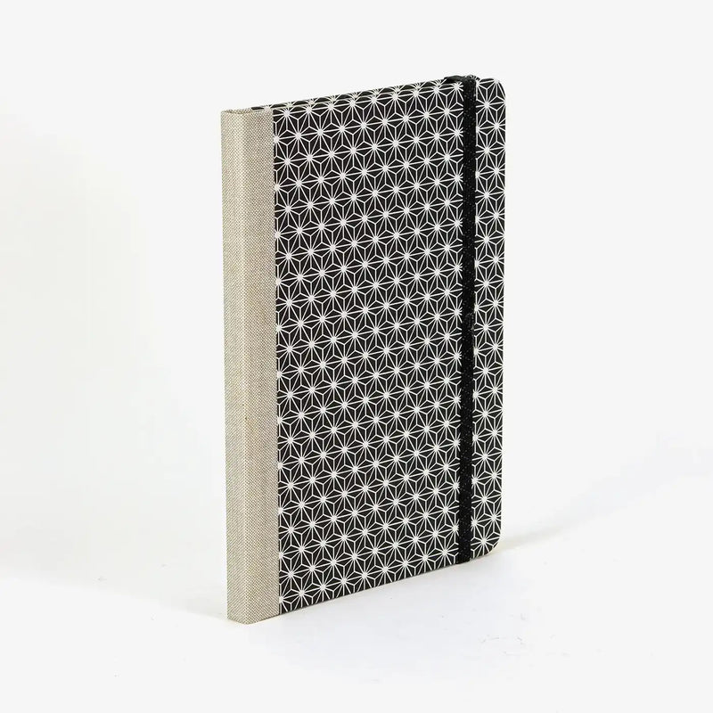 Wochenplaner-A5-2025-Chiyogami-geometrisch-asanohamuster-weiss-schwarz-cover-seitlich-hinten