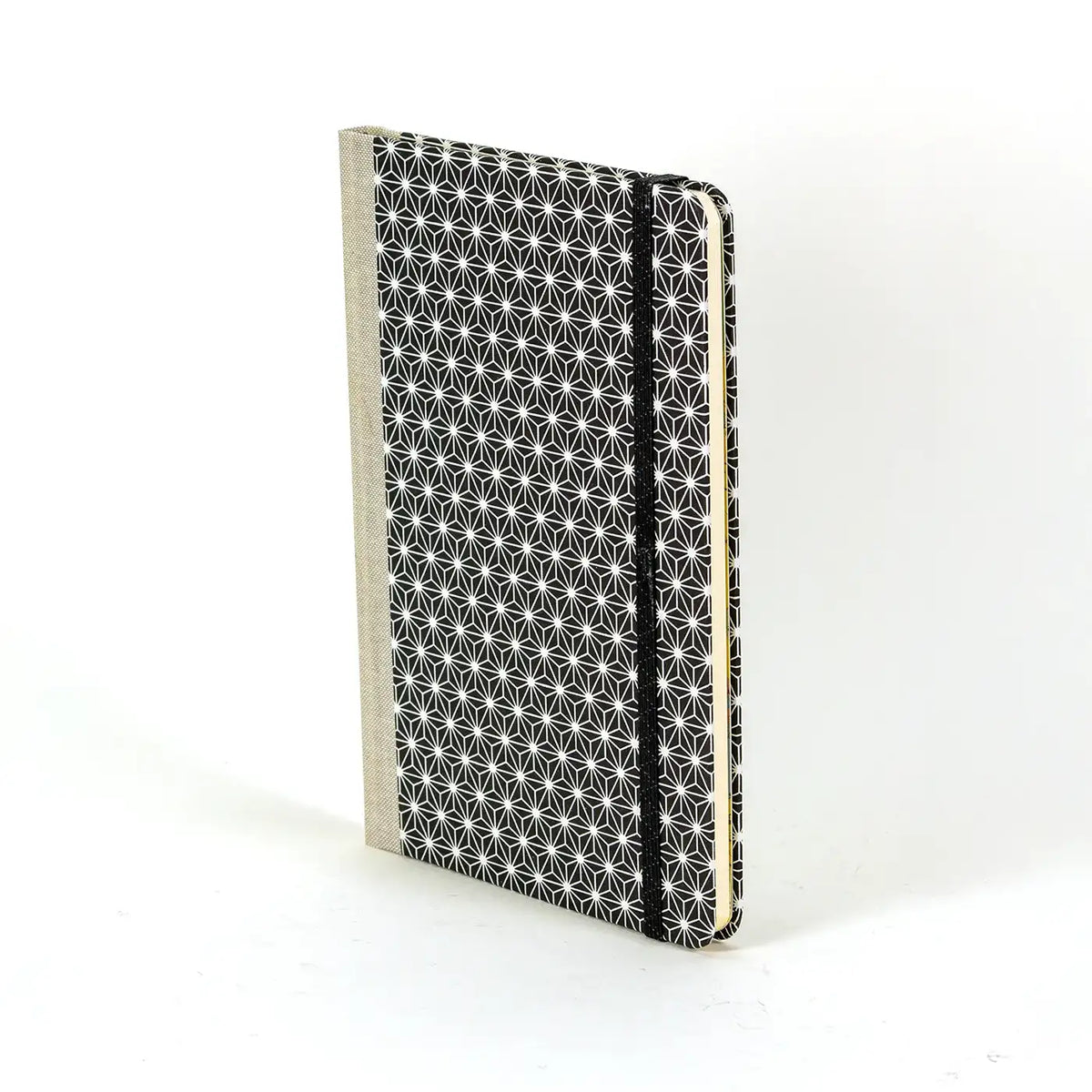 Wochenplaner-A5-2025-Chiyogami-geometrisch-asanohamuster-weiss-schwarz-cover-seitlich-vorn